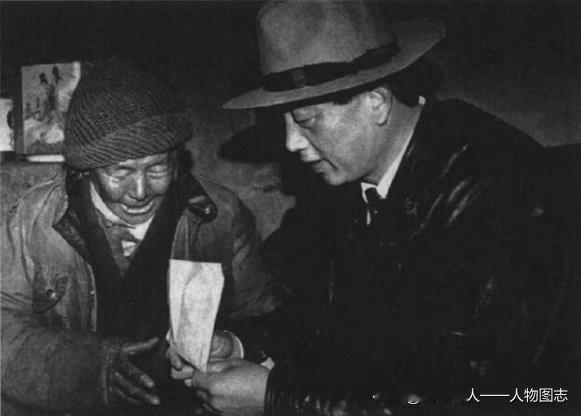 孔繁森在为藏族老人送医送药