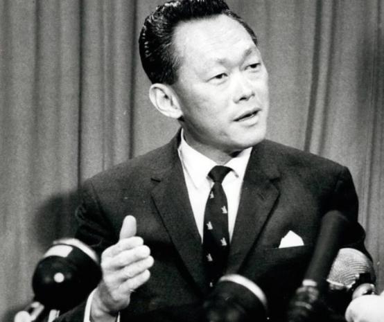 1965年，新加坡宣布独立，李光耀当即决定废除汉语，并将官方语言改为英语。而在彼