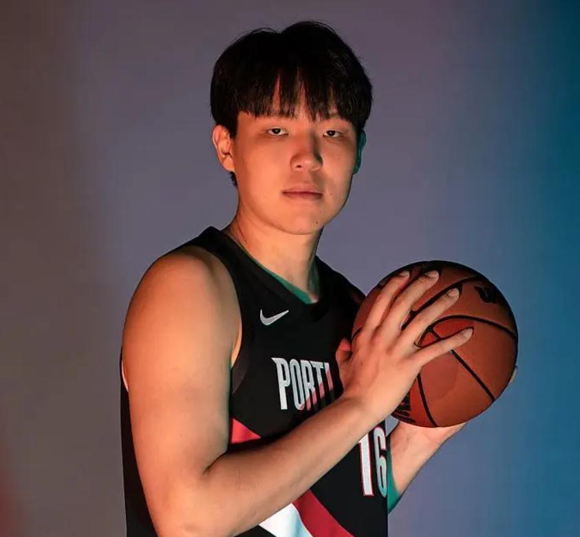 被高估了？NBA季前赛，杨瀚森半场比赛怒砍0分2失误，让人有点失望了。
NBA季
