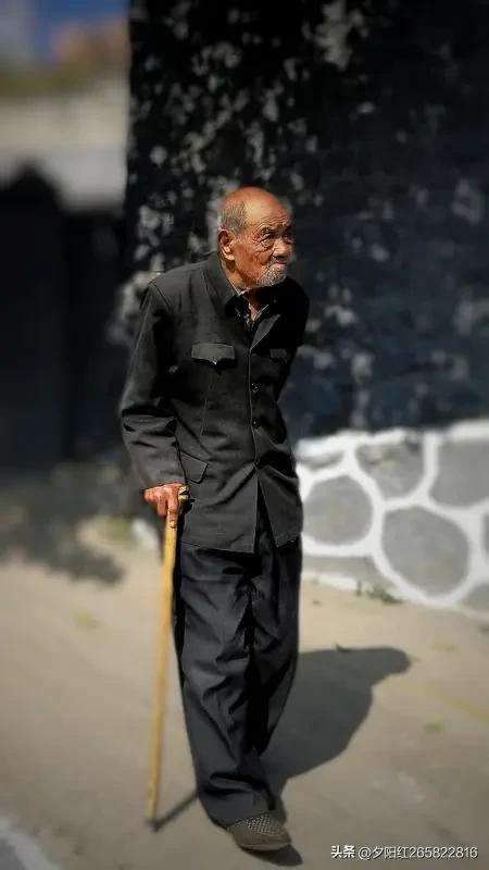 老翁打油诗，(知足常乐》
巳近人间耄耋翁，
于家于国未称功。
少年空抱鸿鹄志，