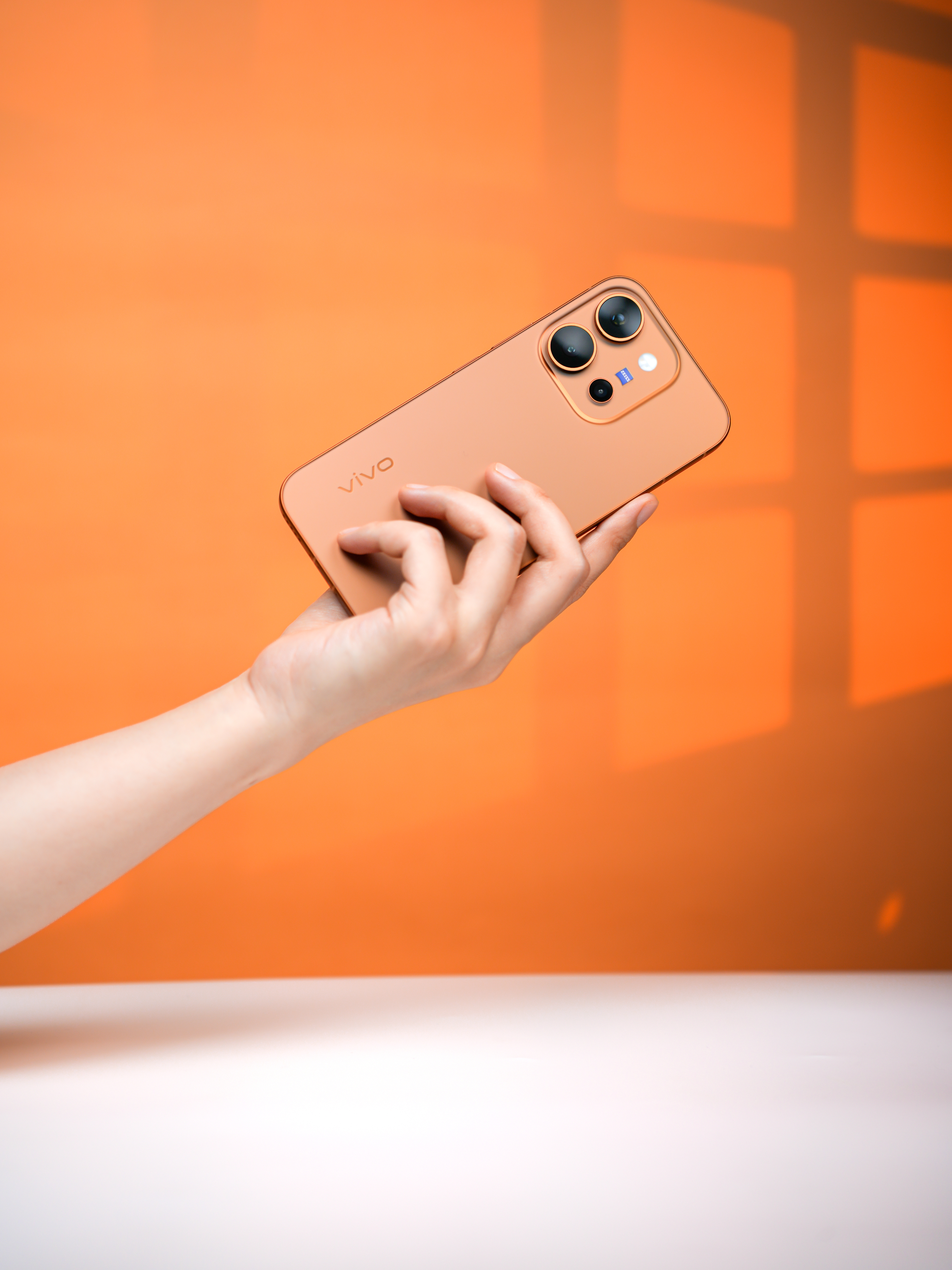 vivo X300 E日光橙配色来了机身采用了一体冷雕玻璃平台，浅浅的橙色搭配航
