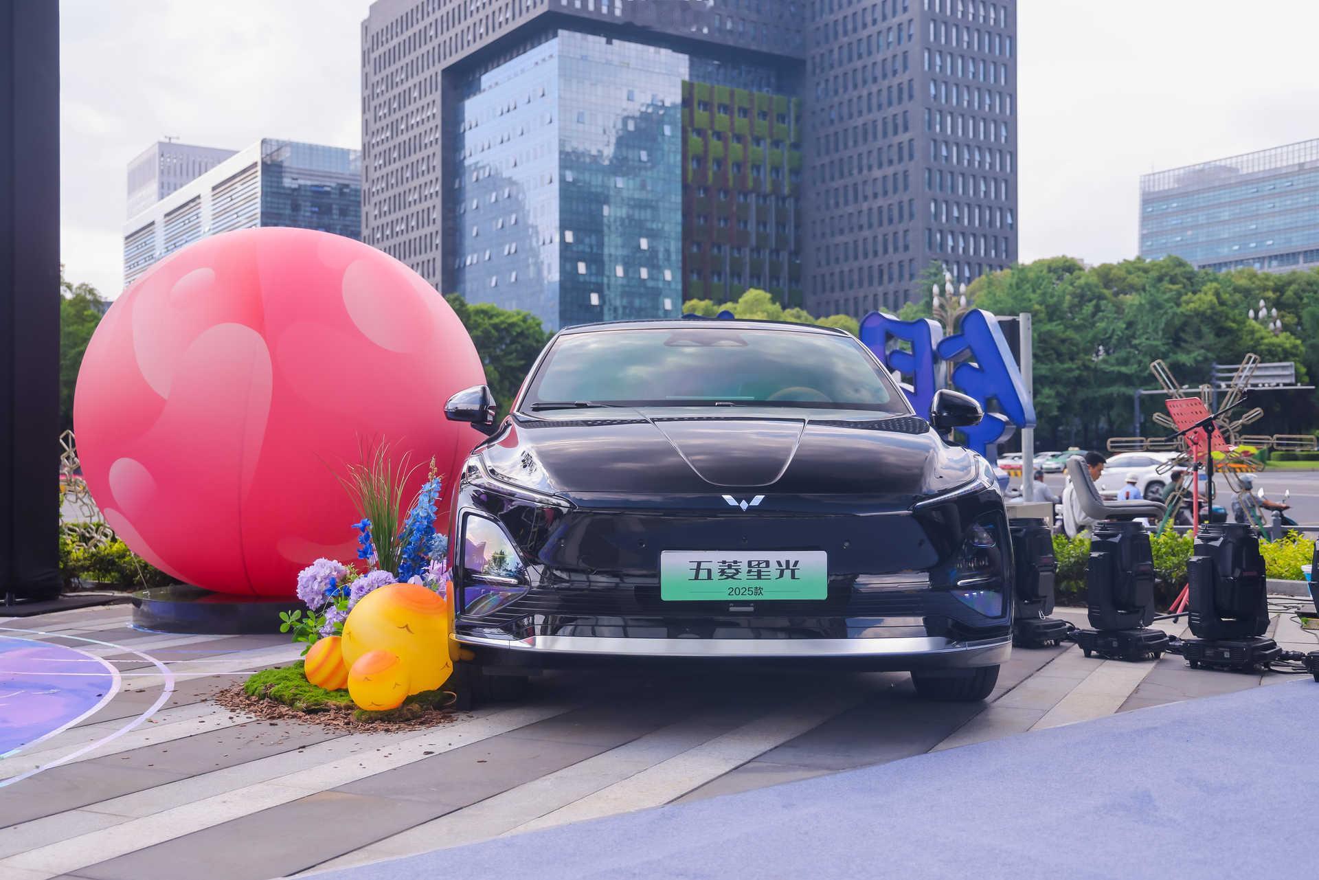 五菱星光2025款来了今日，五菱汽车宣布10万级600续航中级轿车—— 五菱星光