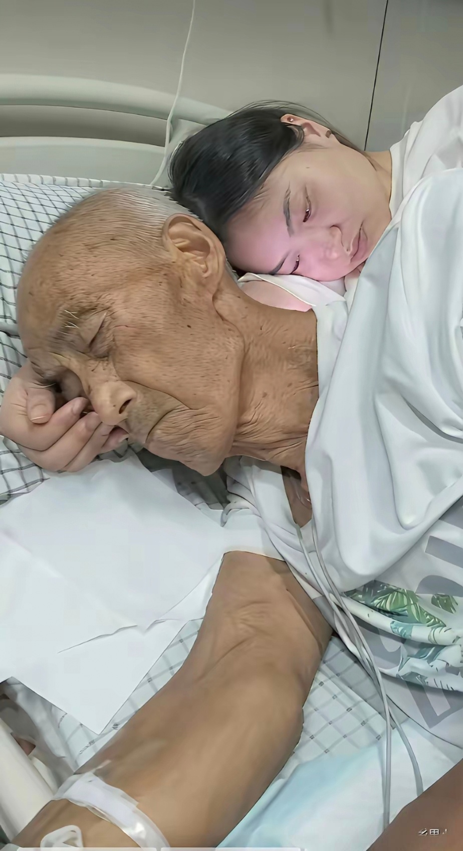 爷爷生病住院了，孙女到医院照顾爷爷，隔壁床的病友说，孙女没来医院之前，爷爷基本没