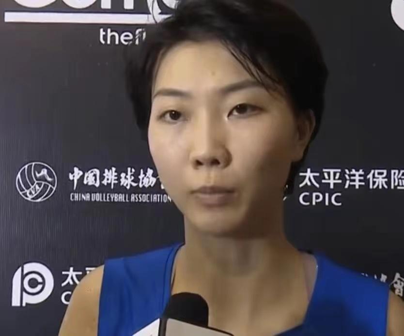 三连败无缘直通巴黎奥运的至暗时刻，3位女排姑娘令球迷动容！
中国女排自由人王梦洁