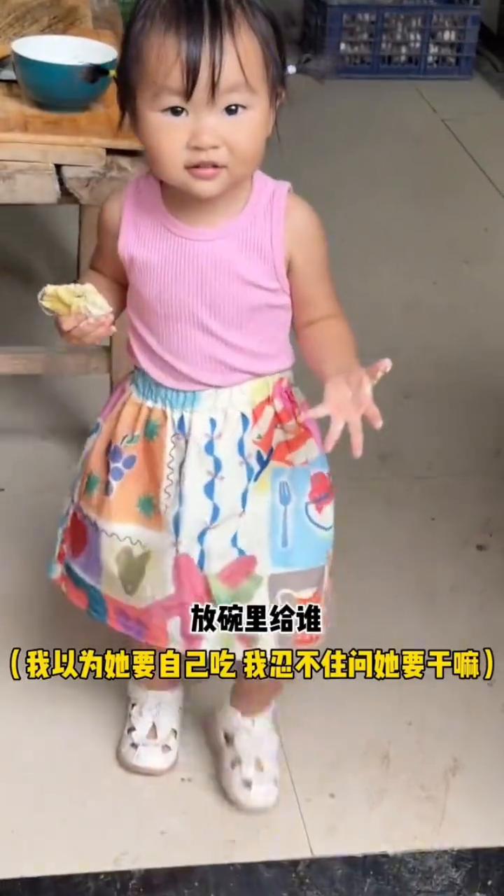 这一刻对于爸爸来说什么都值了。此刻我以为2岁女儿是想再拿一块吃，幸亏我没有阻止也