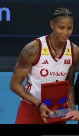 意大利女排无缘直通奥运会门票。
土耳其女排大比分3：2胜了意大利女排，
获得冠军