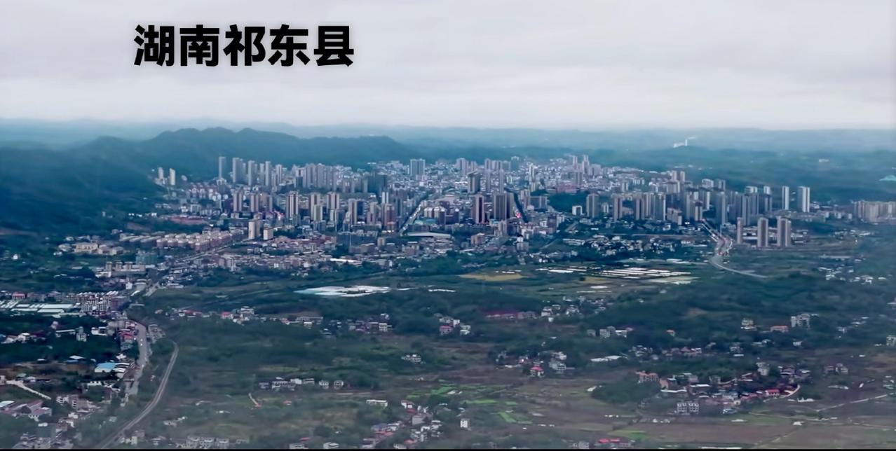 从上空不远处看湖南祁东县城，其实、祁东县城也是一个渺小的城市。如果从近处看祁东县