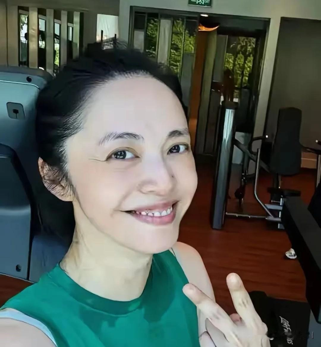 姚晨为洗白杀人犯的电影站台遭全网痛批，删博拉黑质疑者仍难平众怒。
 
这事儿得掰