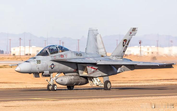 美军财政见红关门，老航母南海丢脸，半小时摔两架战机。
最近美国政府又闹钱荒了，连