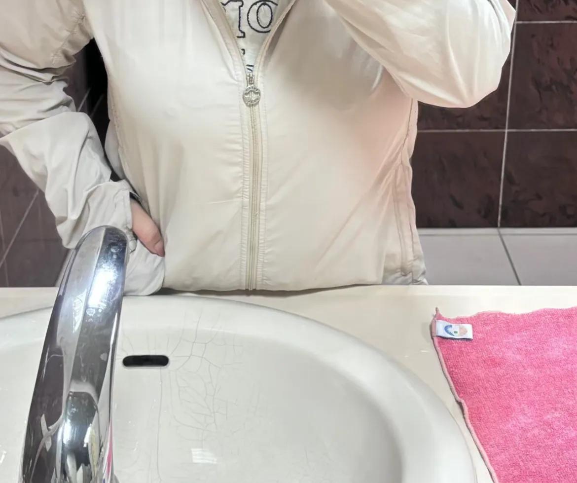 奉劝大家 穿浅色外套里面不要穿这种上衣！！

今日晨起匆忙，随手抓起首件衣服便奔