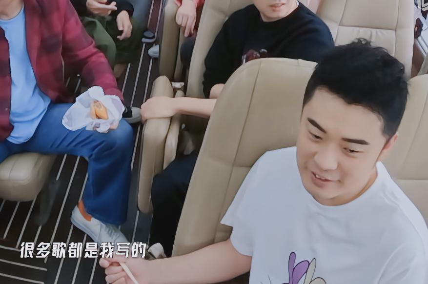 陈赫：我可以唱所有的歌，很多歌都是我写的。宝石老舅：比如呢？陈赫：你可以搜啊。不