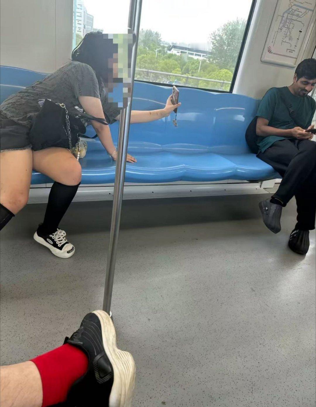 地铁上隔着老远，一女子向一位疑似印度男子加微信索要联系方式   热点现场