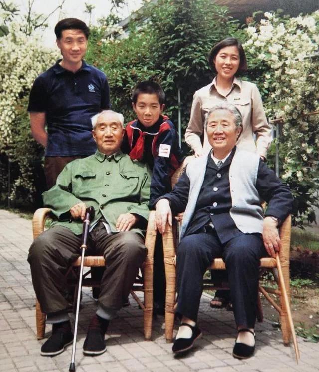 一张珍贵的合影定格了晚年徐向前元帅一家人的温馨画面。那是 80 年代，徐向前元帅