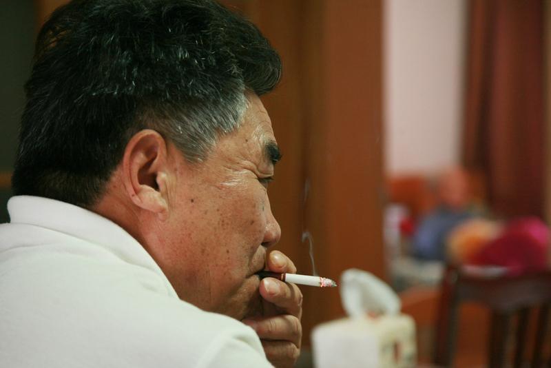 以怨报怨，家庭何安？

我爸来我家住5天，老婆挂了5天臭脸。中秋节岳母来住，我有