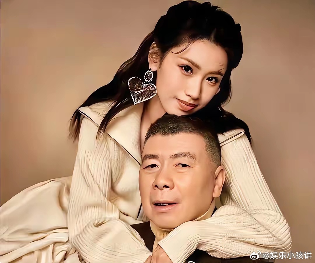 冯小刚和女儿的合照，女儿越来越漂亮，一看女儿就特别粘爸爸，这女儿也可以演偶像剧了