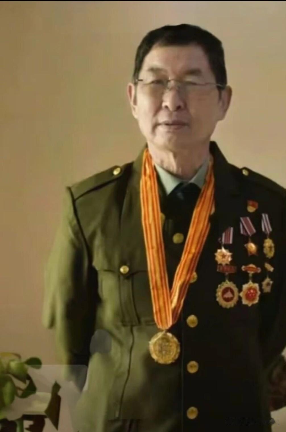刘恩慧，男，1958年2月生，陕西清涧人，军休干部、红色宣讲员。1976.02 