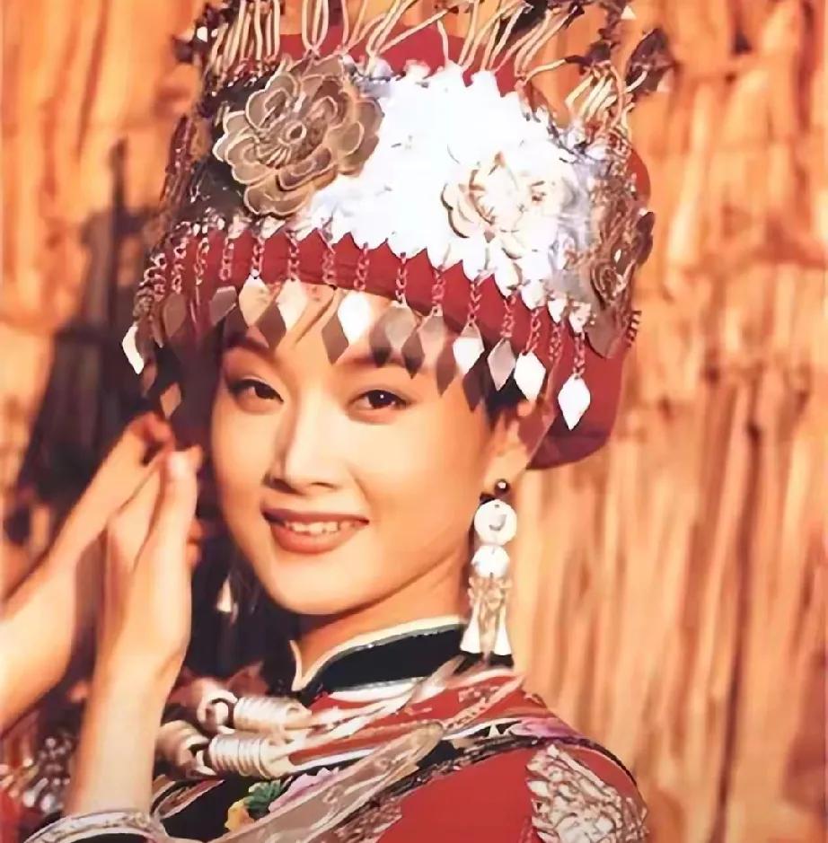 宋祖英亲妹妹竟是她！比姐姐小22岁颜值更绝，出道17年却始终不温不火！这位湘西苗