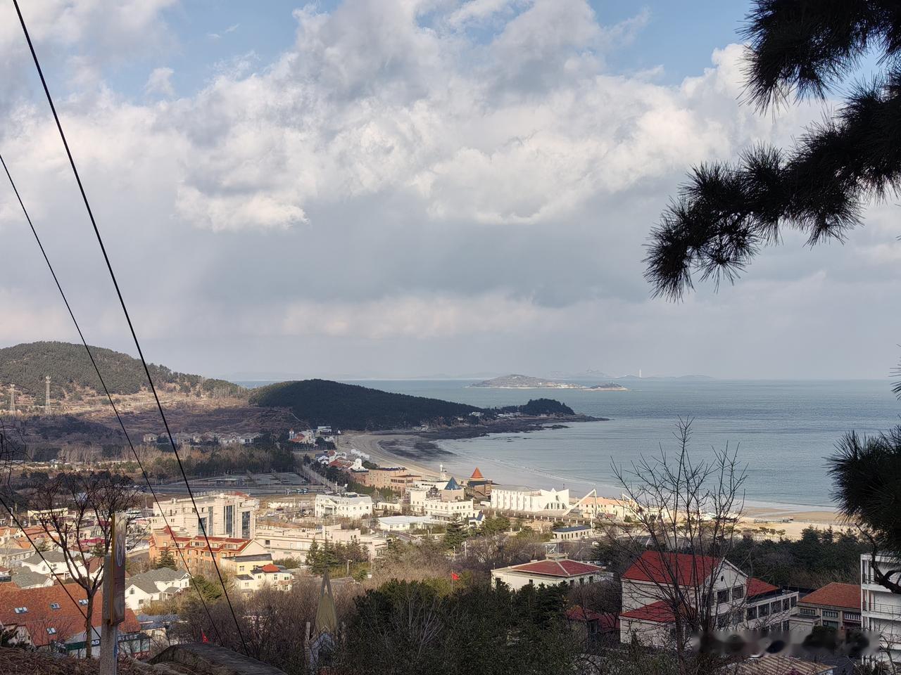 一会晴空万里，白云朵朵。一会雪花飘飘，阴风阵阵，甚至大太阳下大雪纷飞。

海上第