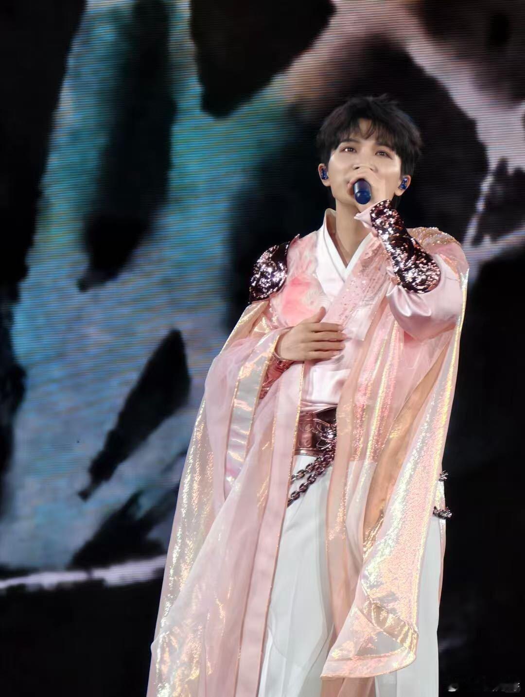 周深香港上座率周深香港跨年演唱会 亲眼见证周深香港演唱会爆满盛况，上座率直接拉满