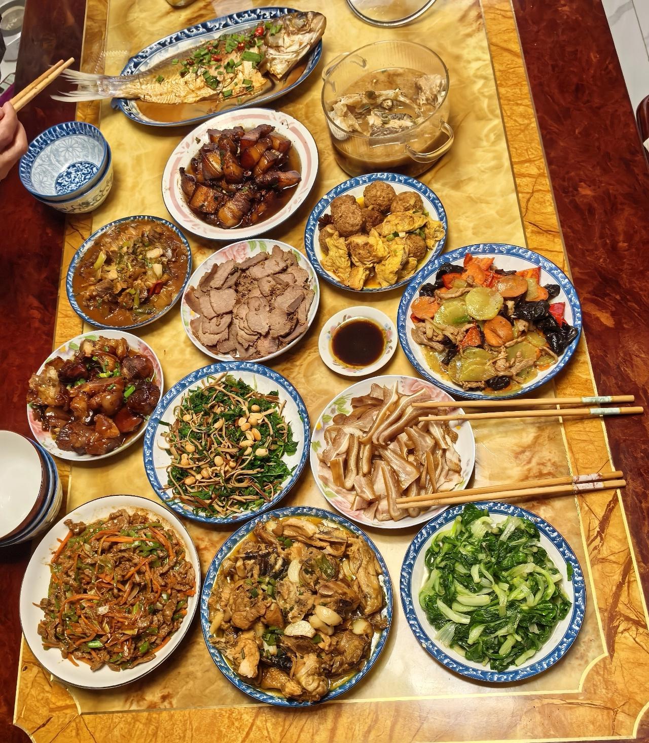 集卡领红包简简单单的几个菜，过年了！世事变迁，中国人餐桌上的年夜饭，见证了我们生