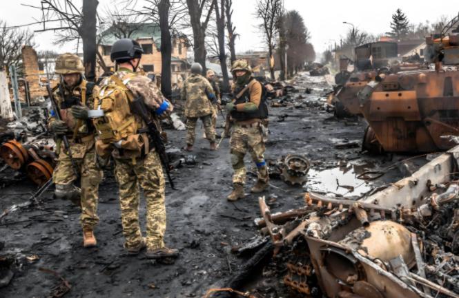 俄乌战火烧了1000多天，美国终于品出不对劲了！原来中国三年前就选对了，当初他们