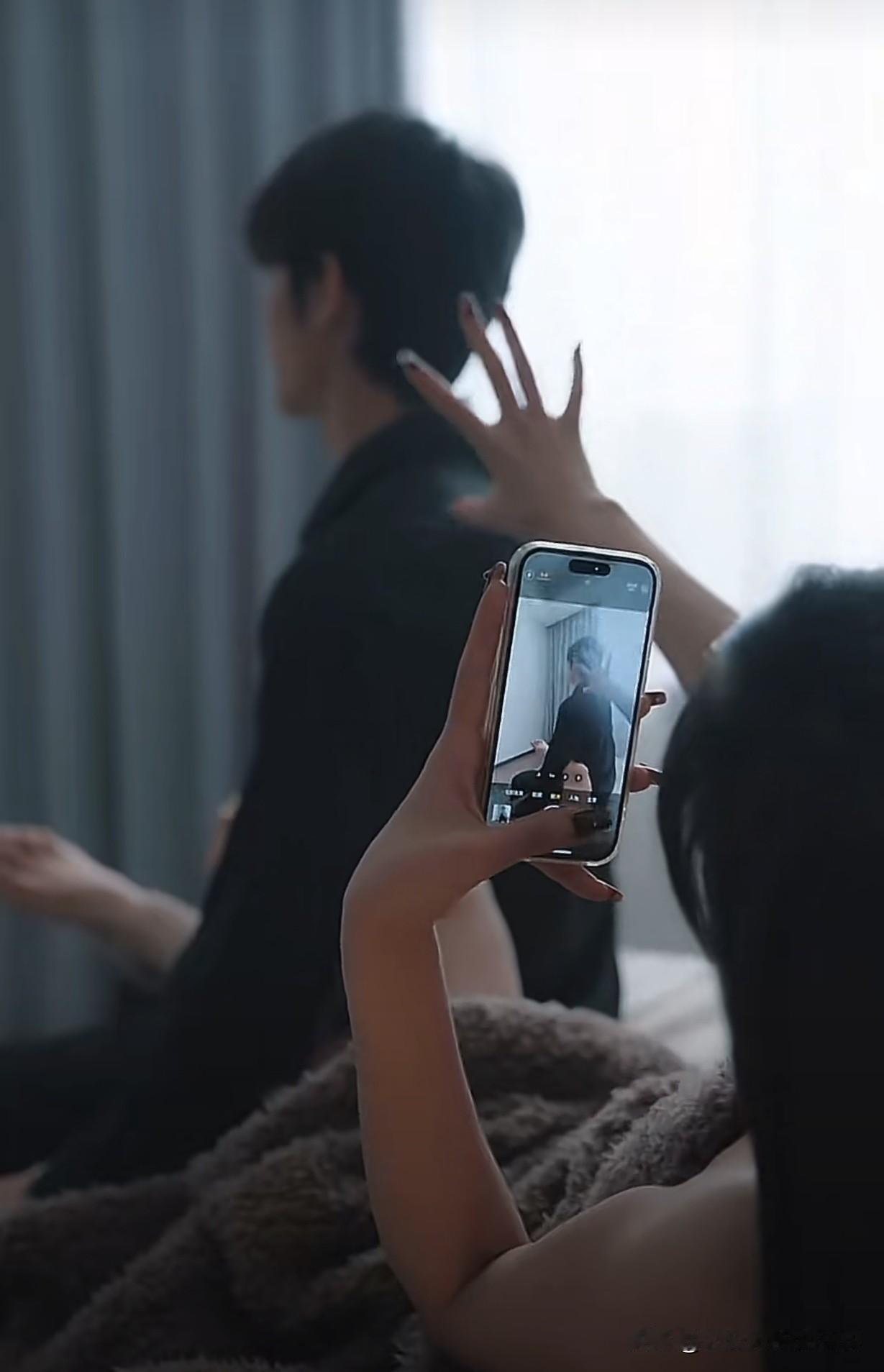 搅动娱乐圈半数顶流的女生确实漂亮！

小巧伊人，身材好，年轻漂亮，是男明星们都会