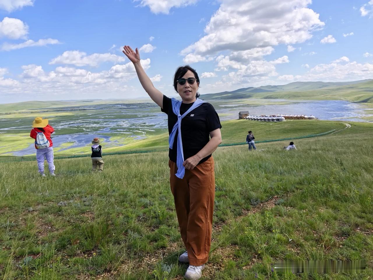 立于青青山坡，远眺湿地湖泊绵延向远方。清风拂面，云卷云舒，满眼皆是草原独有的开阔