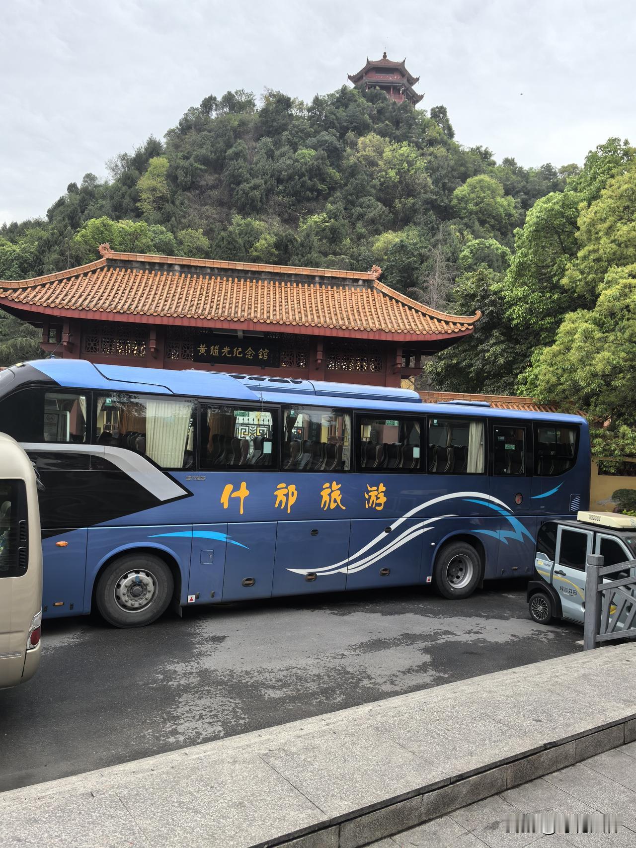 青山有幸埋忠骨，白铁无辜铸佞臣，中国人对清官贪官的爱憎，远不如对忠臣奸臣来得那样