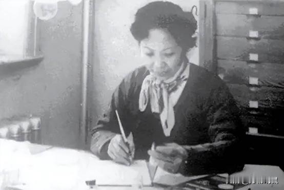 1957年，美国海关私吞了中国女人行李箱里面的6800美金，她却开心地笑了，殊不