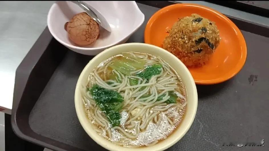 老徐，来到了人民大学北区食堂
美美的吃了一顿早餐
@老徐说道 早餐的时候
老徐想