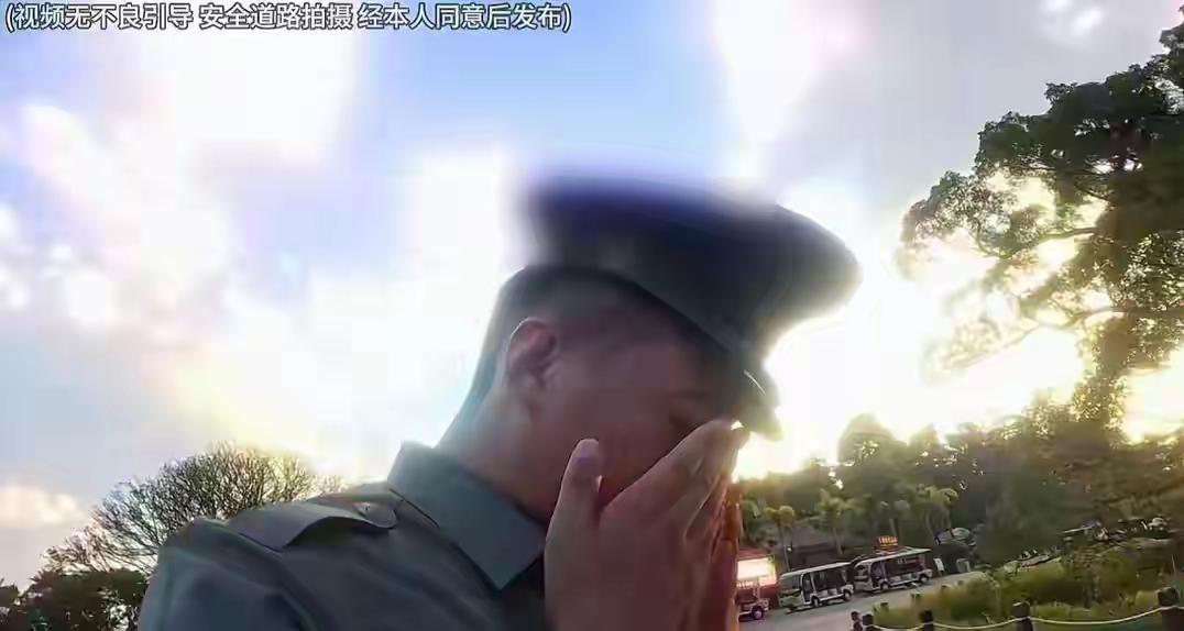 1米8退伍兵在动物园抹泪的视频，4万网友看了都红了眼。零下30度边疆站岗没皱过眉