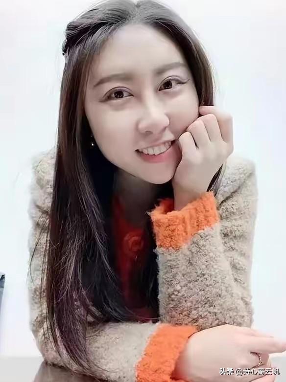 才女贾浅浅被撤销硕士学位后
贾平凹伤不伤心，我不知道
但现在有一个人应该很开心，