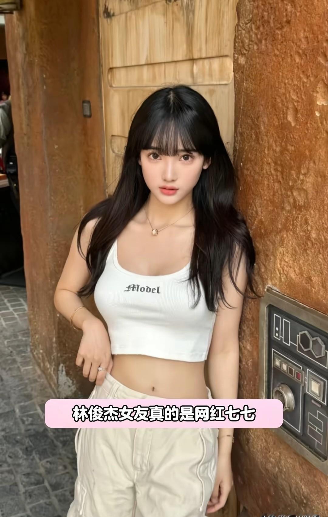 23岁网红恋上44岁歌手，21岁年龄差背后，是真爱还是另有所图？
七七，百万粉丝