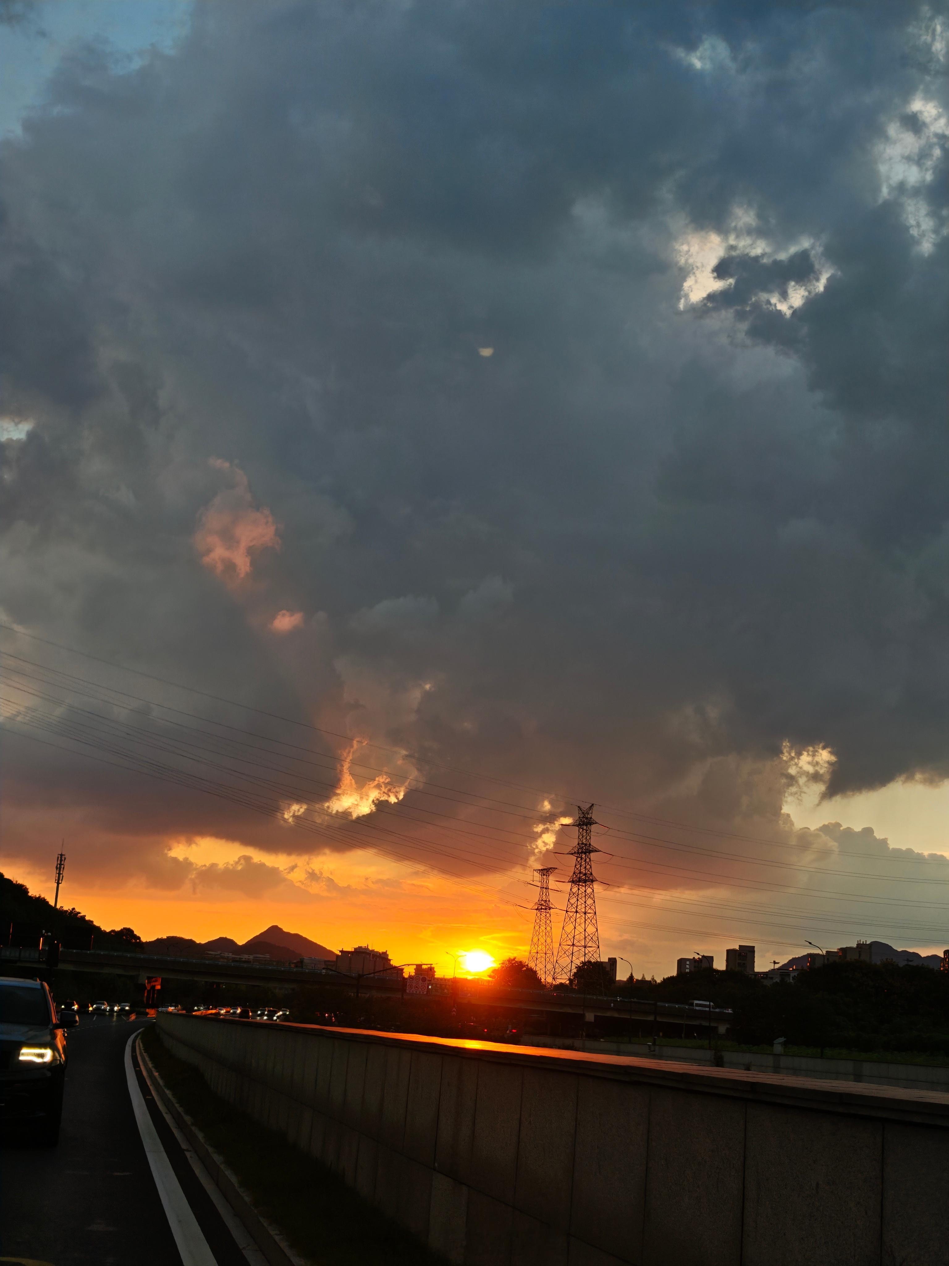 今天的夕阳好美。但是我一骑车出门就下雨了。湿透身体凉爽，心里超爽 ​​​