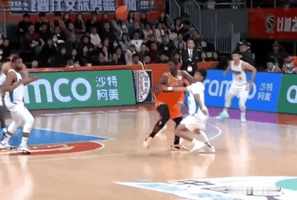 赵睿吃大亏了！被肘击倒地不起，这一球还是很危险




北京还是慢热习惯，首节落