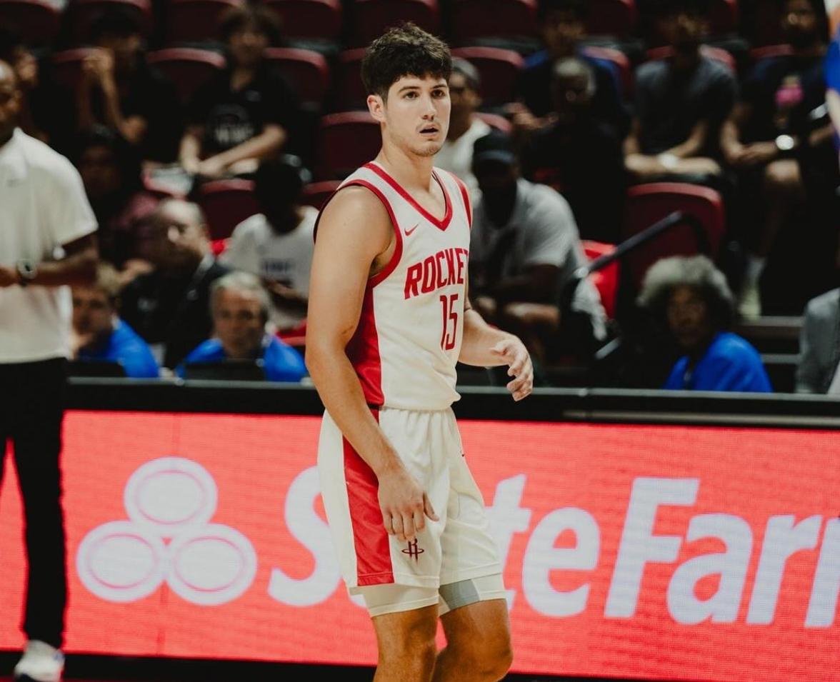 乌度卡的执教理念就不讨喜。
他崇尚防守至上，对于进攻型球员，如果在防守上出问题就