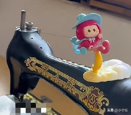 近日，山东，孙女假期结束后返回城里去上学，将玩具留在了姥姥家，姥姥将玩具安置在缝
