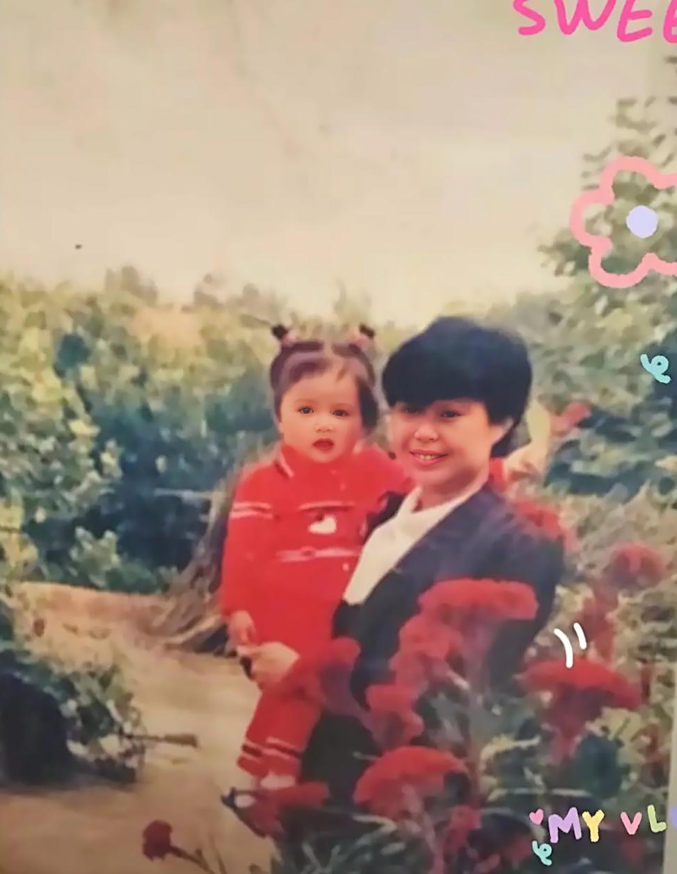真别说，小凯莉跟妈妈盈公主小时候长得还真像啊，这母女俩就跟复制粘贴一样，让人不得