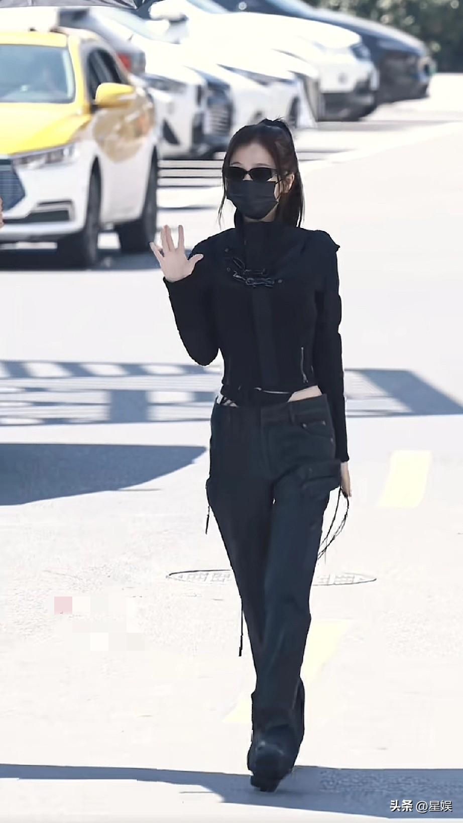 虞书欣戴墨镜在街上