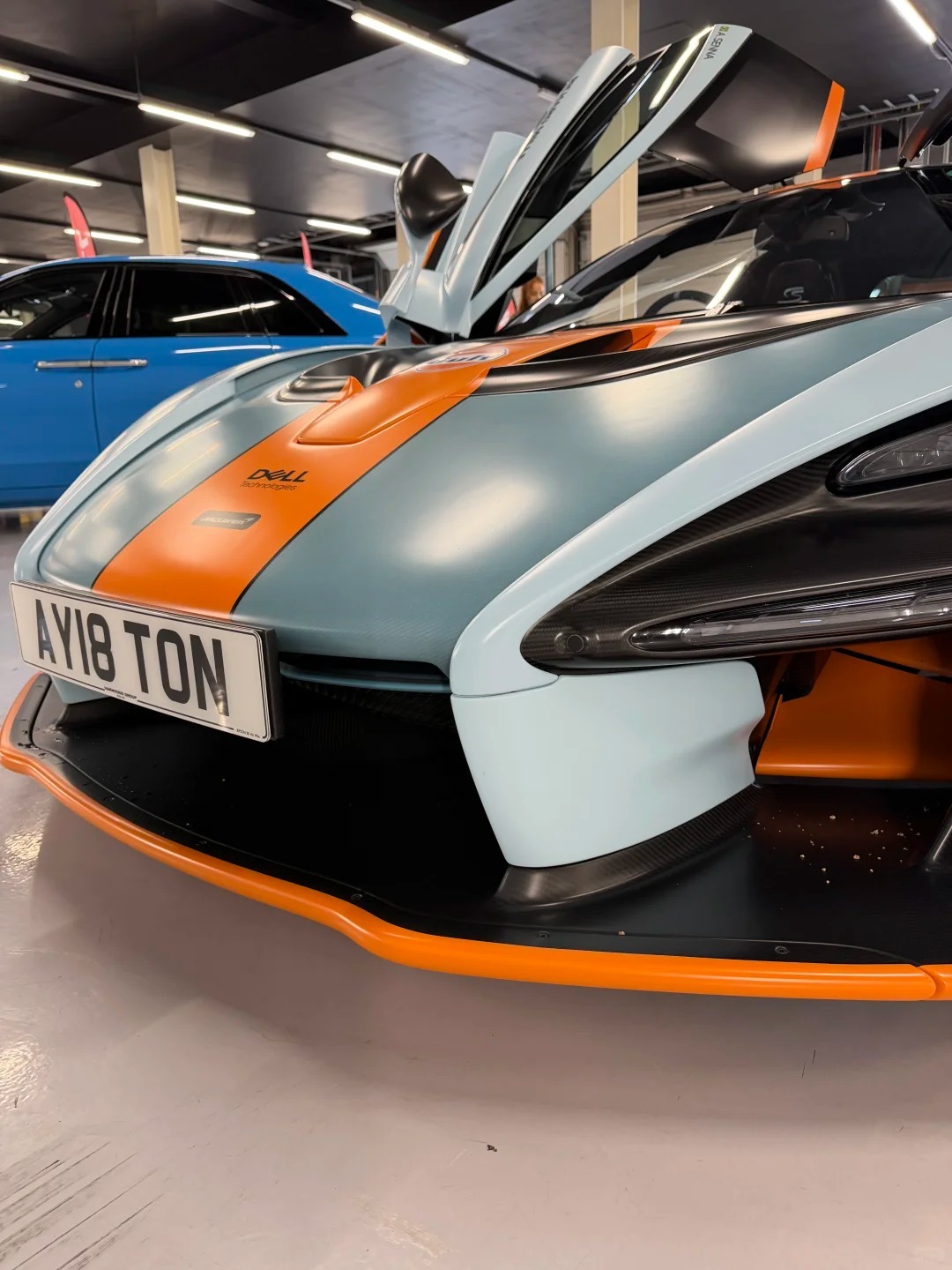 Mclaren特别定制版Senna，全球仅限量500台，浅蓝橙超梦幻，也不是很贵