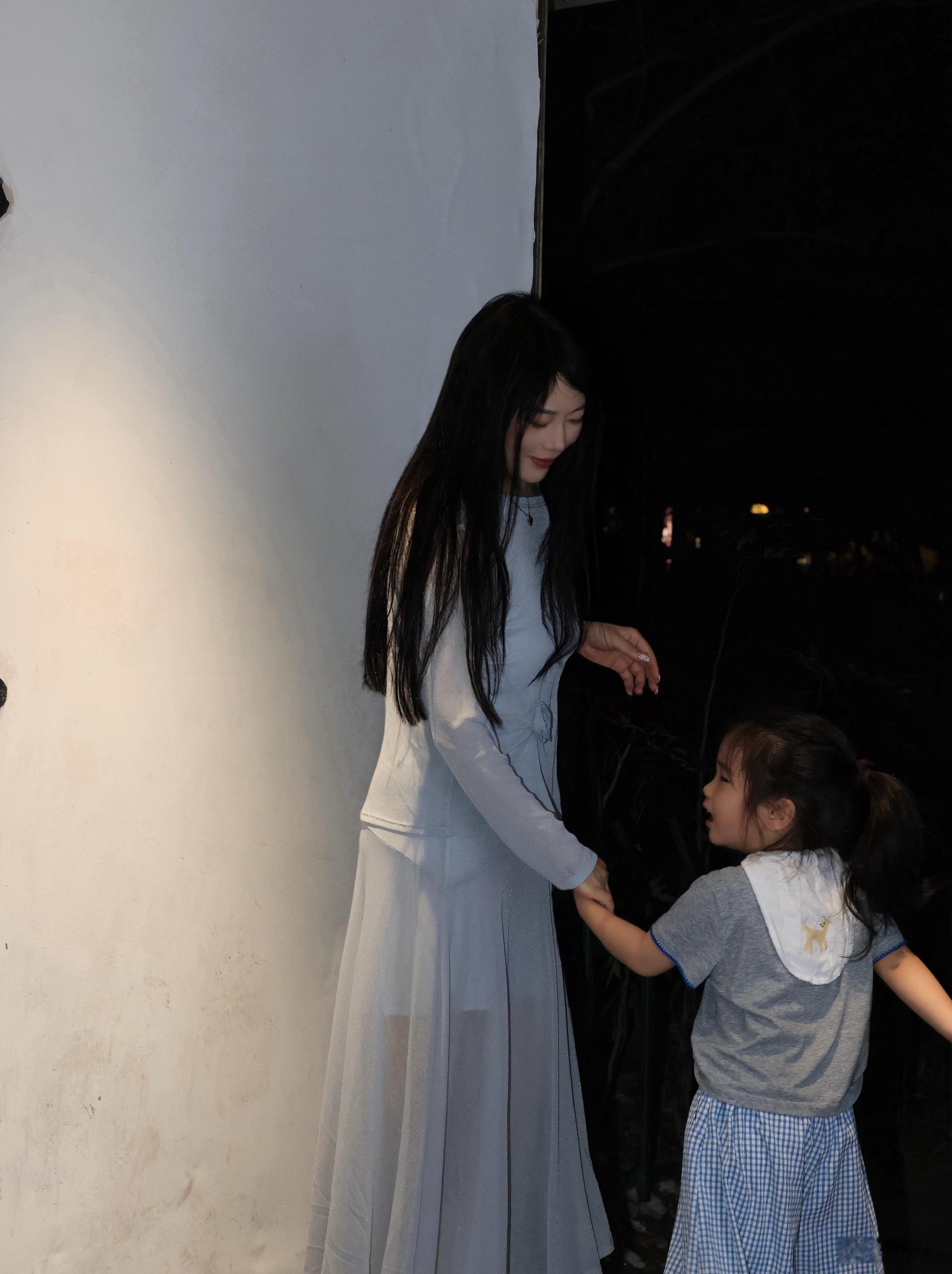 幸亏我家俩孩子都不是恋爱脑，要是和我一样早婚早育，我的孙子也该有这么大了[偷笑]