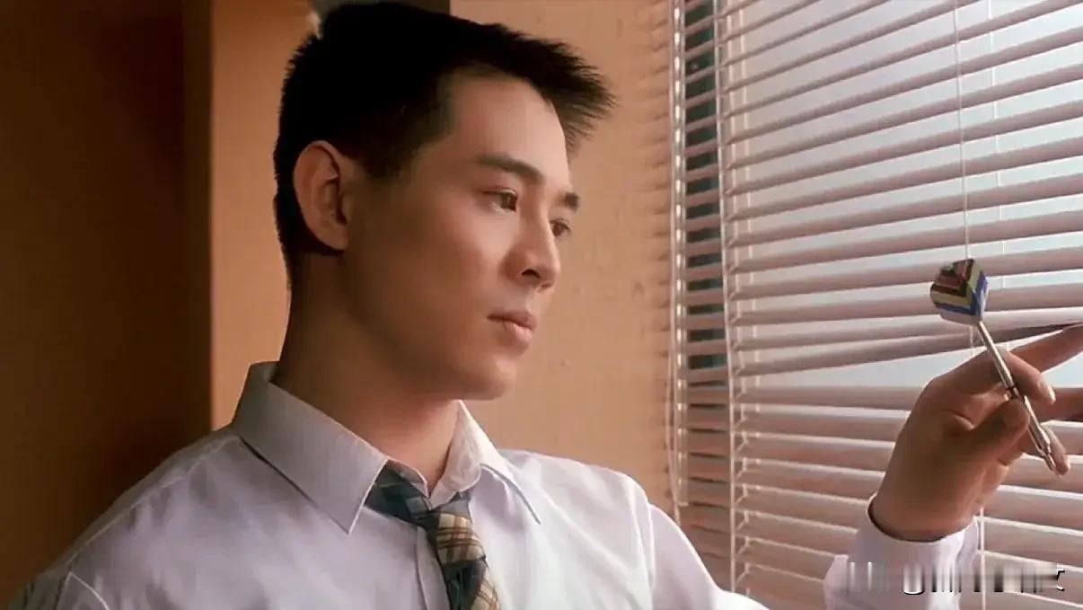 最近有人传言李连杰63岁的时候又变年轻了。
其实这都是误传。
原来61岁面向衰老