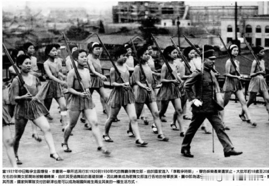 1942年的东京，被军国主义裹挟的日本少女，持枪操练、奔赴中国，用所谓“报国”之