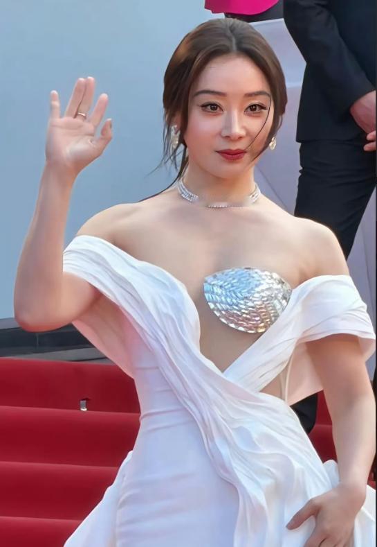 这衣服设计的太露骨啦，没想到袁姗姗竟然直接穿到戛纳红毯上去了
她这个胆子，不愧是