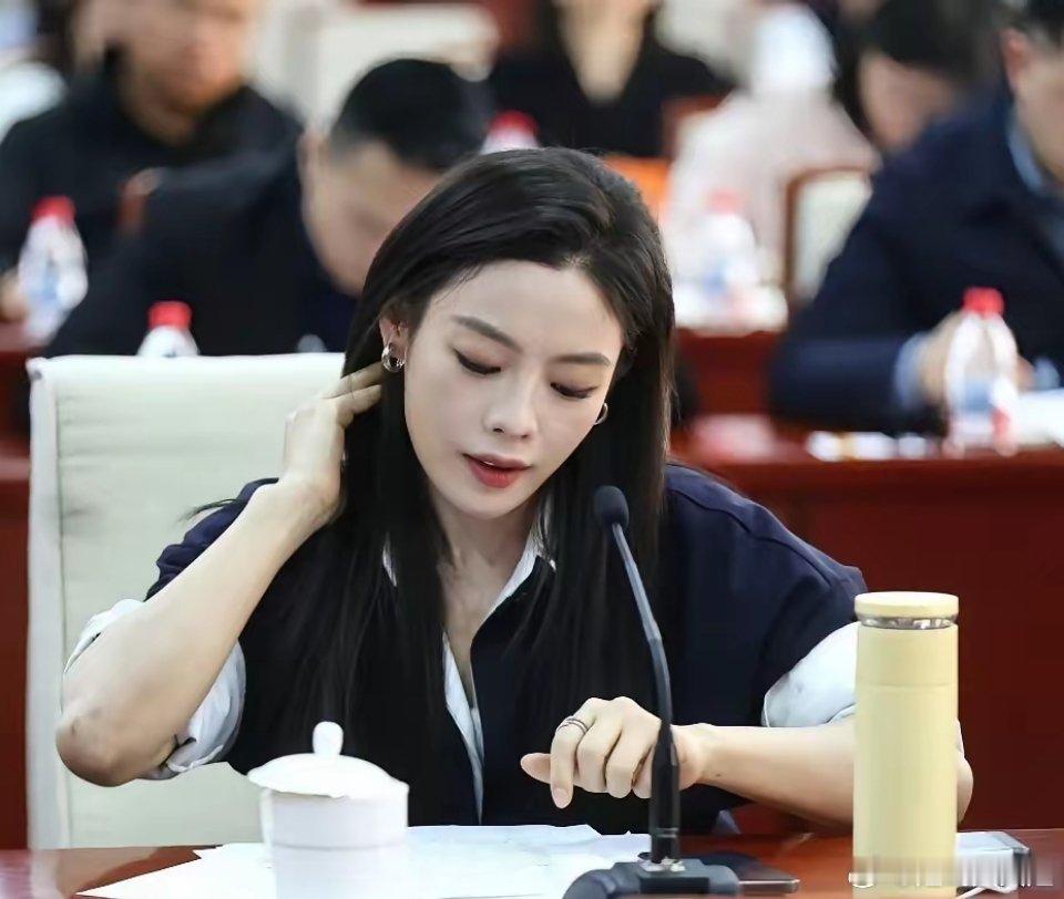 大家有没有觉得陈丽君越来越不对劲了倒不是因为她变得不好看了，而是因为33岁的她越