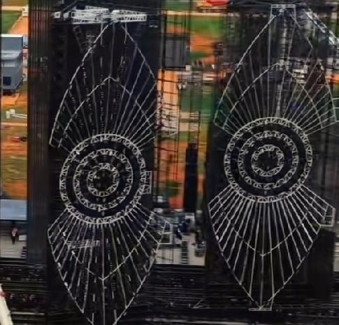 华晨宇的演唱会延期了，
不是他唱的不好，不是票卖的不好。
而是他选的场地离抚仙湖