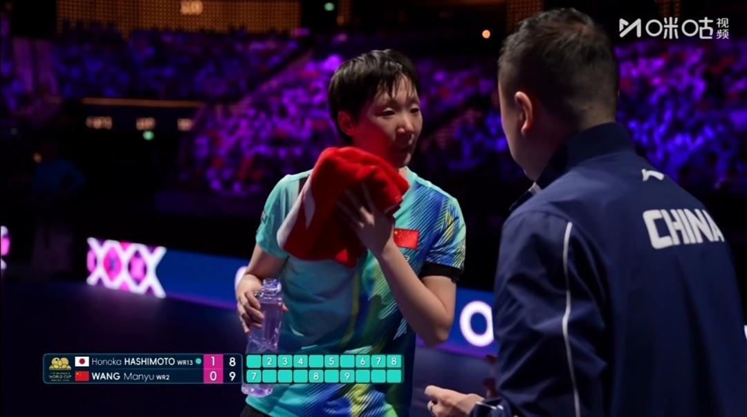 女队主教练马琳辛苦了！


白天场孙颖莎4：3胜埃及汉娜•高达比赛时，场外主教练