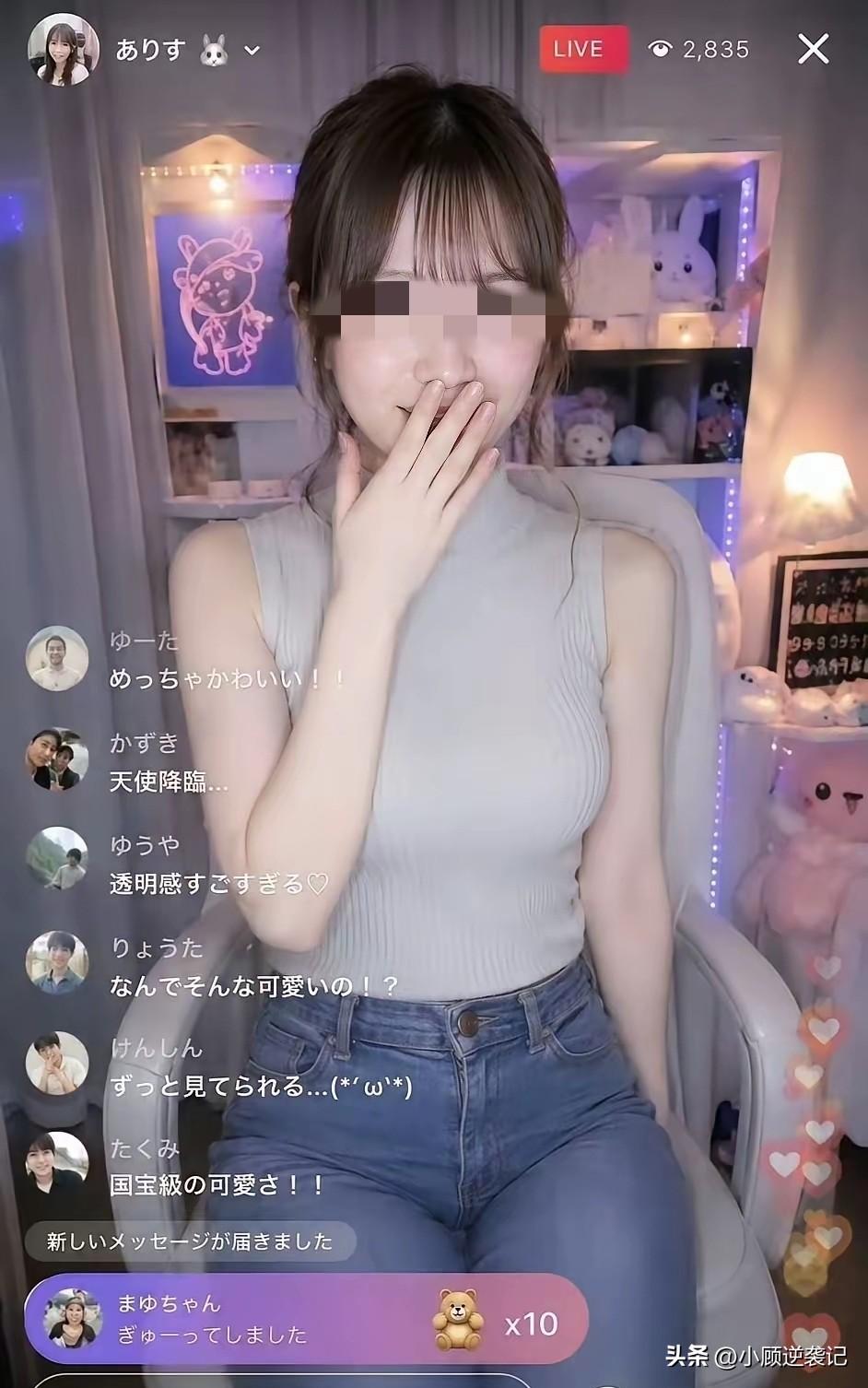 看完这两张直播截图，很多网友直呼不敢相信！
同一个直播间，同一个背景、同款穿搭，