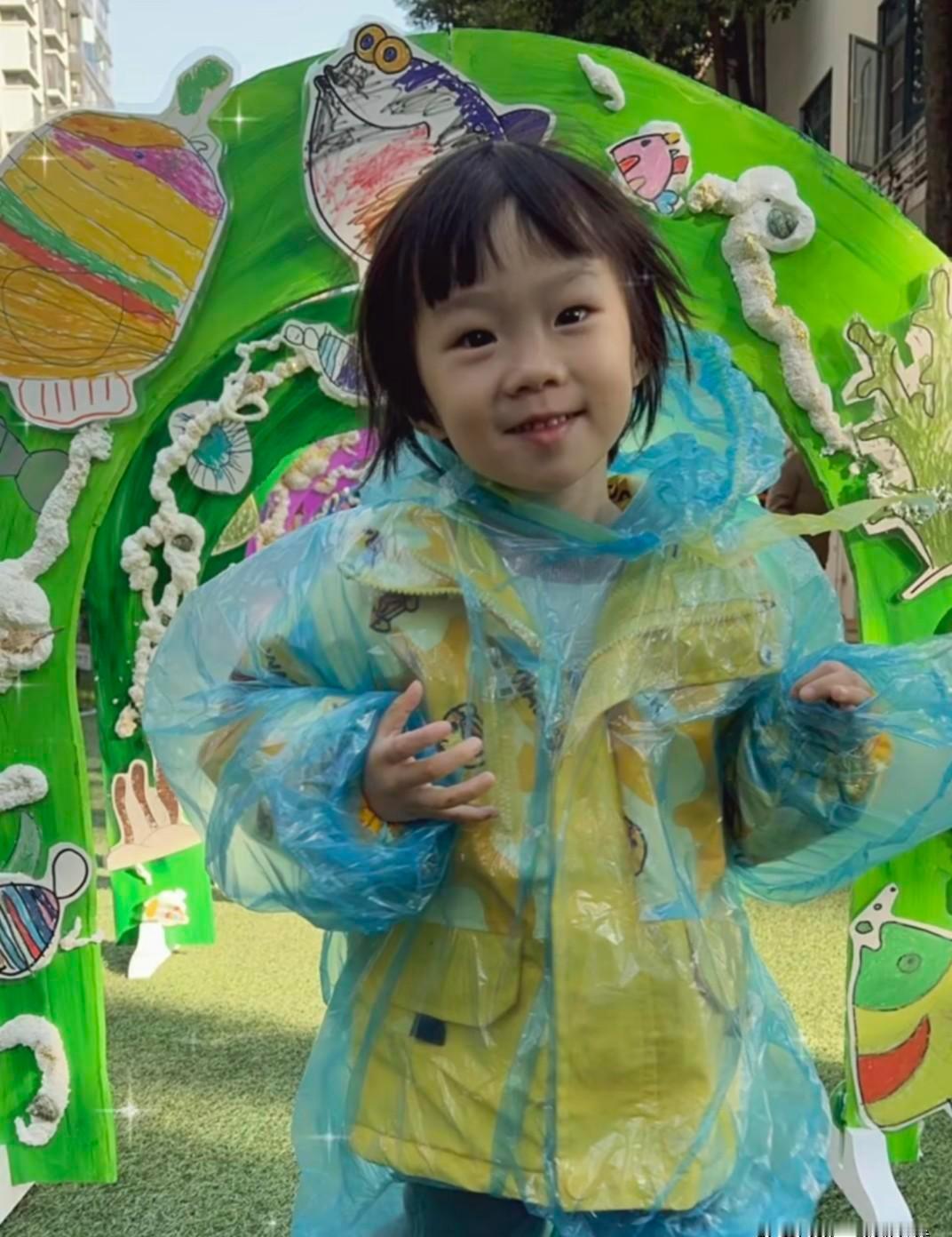 雨天也上课？
幼儿园玩出新花样！
蓝色雨衣配海洋拱门，这波操作太秀了！
孩子在雨