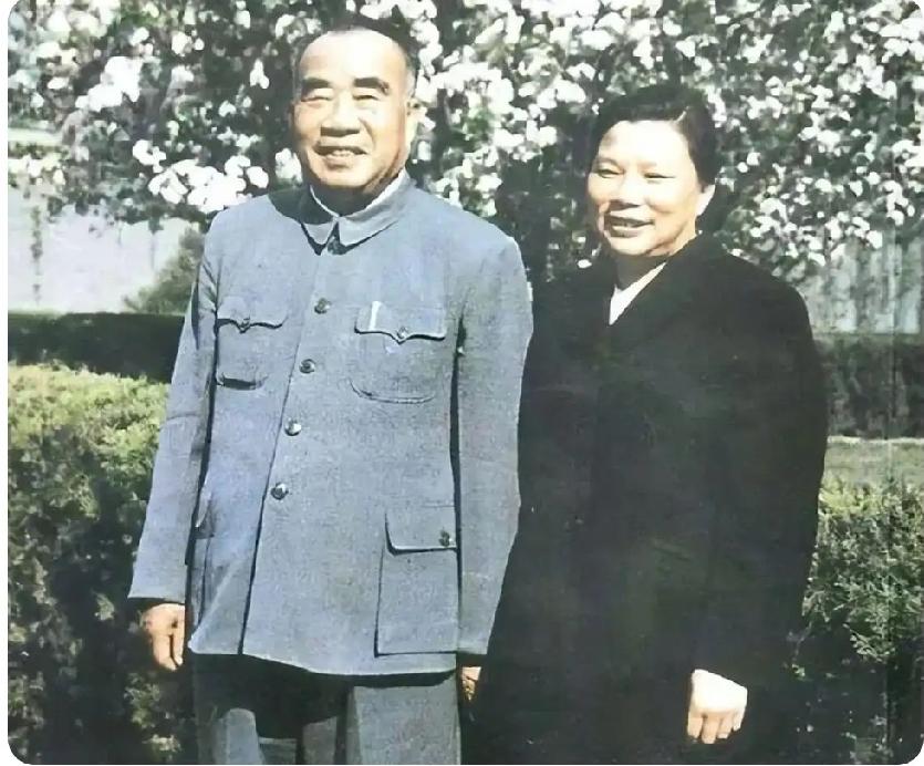 元帅和夫人的合影。人们永远怀念他们！